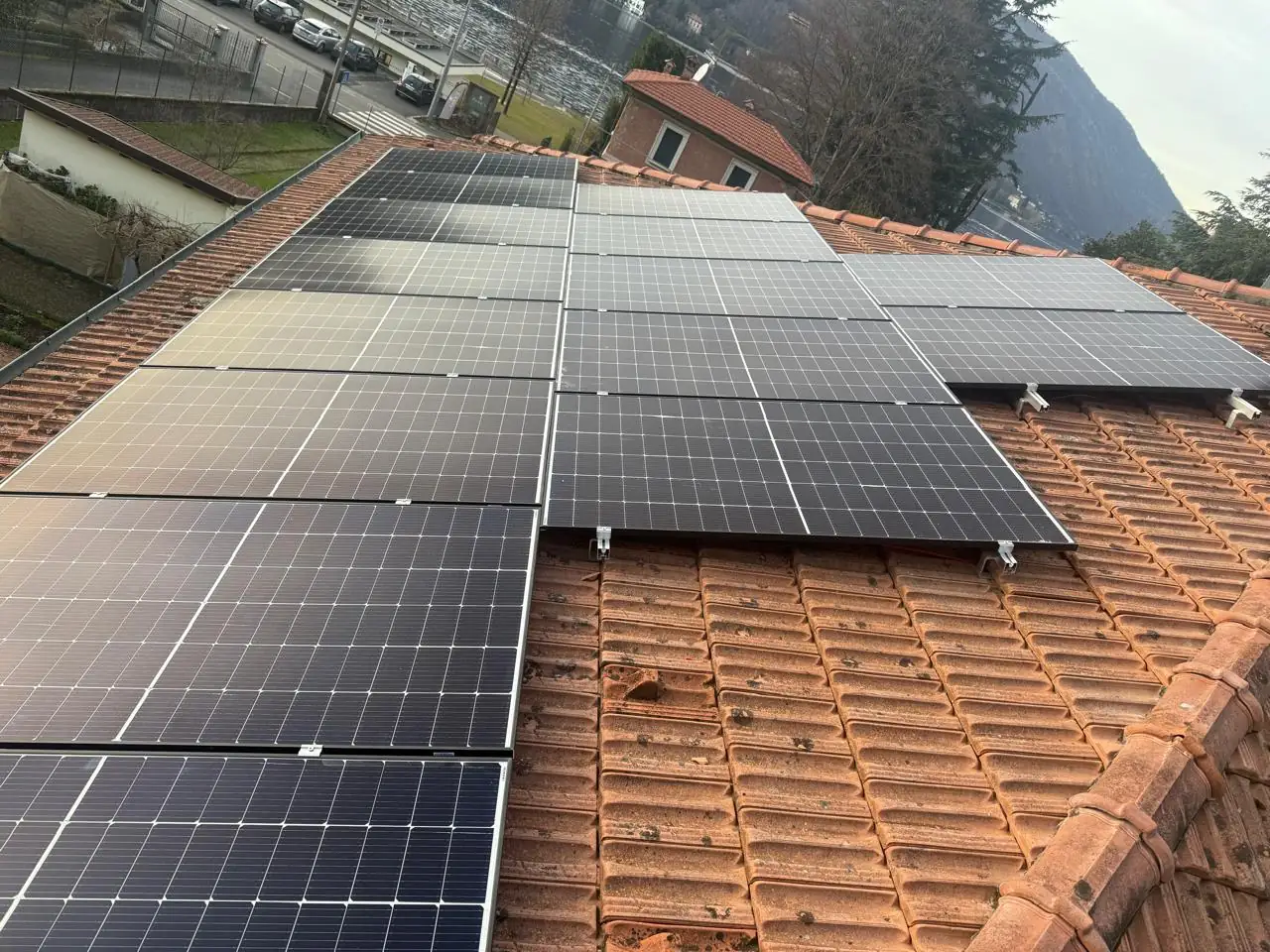 Campo fotovoltaico con vista dall'alto